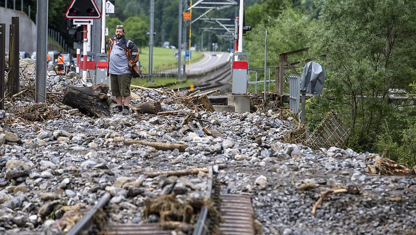 Vorerst kein Durchkommen mehr mit der Bahn: die verschüttete Eisenbahnlinie der Zentralbahn zwischen Wolfenschiessen und Engelberg. (Bild: Urs Flüeler)