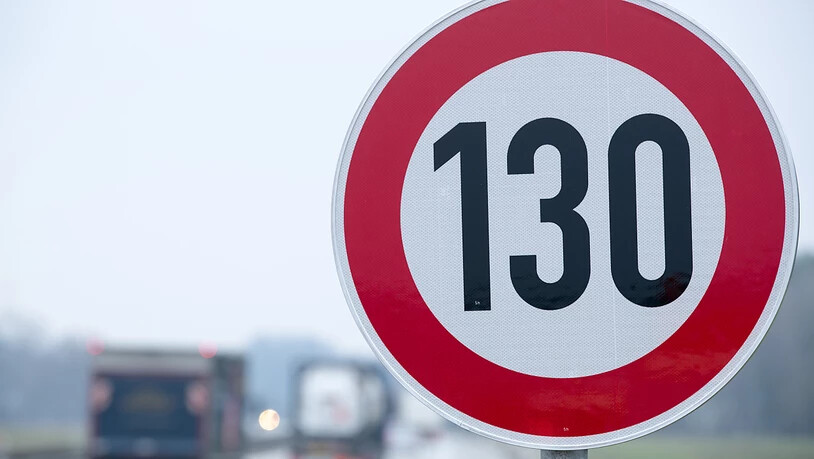 ARCHIV - «Niedrigere Geschwindigkeiten senken den CO2-Ausstoß massiv und könnten tausende Leben retten»: In Deutschland wird einmal mehr die Forderung nach einem Tempolimit auf Autobahnen laut. Foto: Jens Büttner/zb/dpa