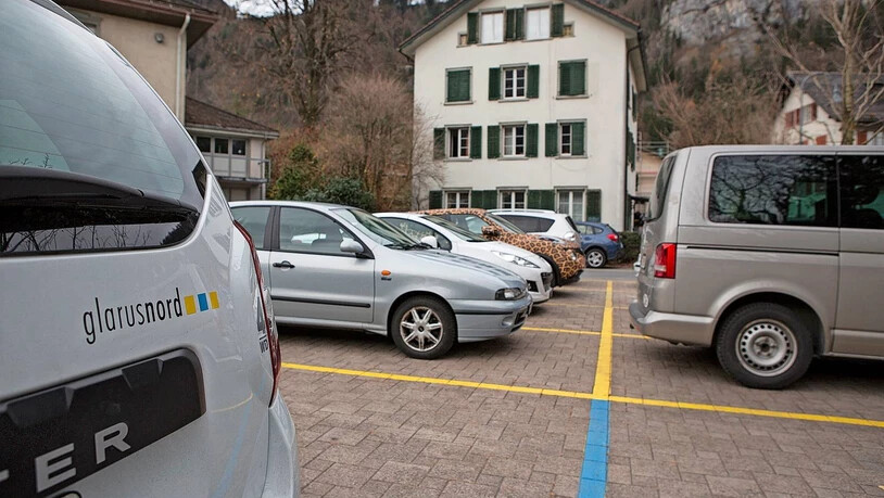 «Komplexer als angenommen»: Glarus Nord nimmt sich mehr Zeit für die Einführung der neuen Parkgebühren. 