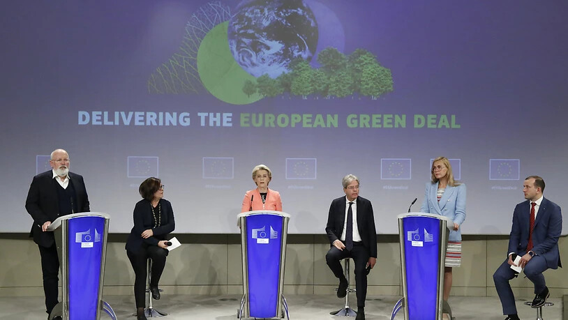 EU-Kommissionspräsidentin Ursula von der Leyen (3.v.l.) und Vizepräsident der EU-Kommission Frans Timmermans (l)sprechen bei einer Pressekonferenz. Ein neuer Vorschlag der Europäischen Kommission sieht vor, dass in der EU ab 2035 nur noch emissionsfreie…