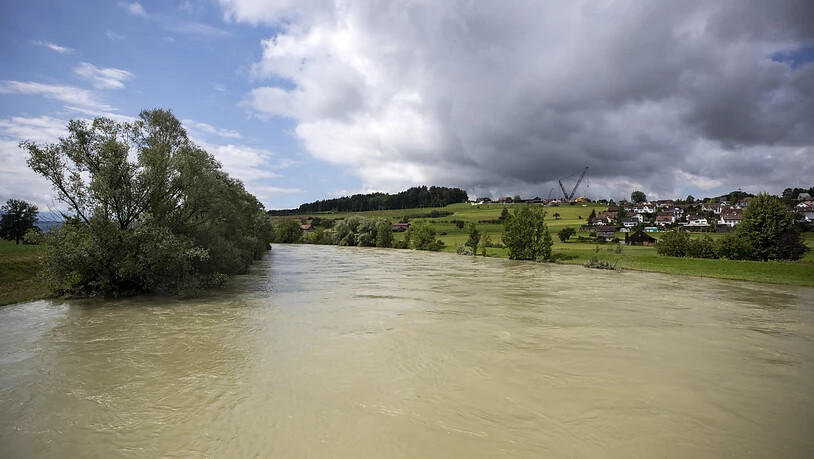 Ein breiter Fluss: Die über die Ufer getretene Reuss in Mühlau AG.
