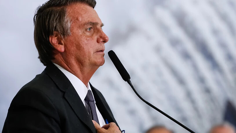 HANDOUT - Der brasilianische Präsident Jair Bolsonaro befindet sich mit Verdacht auf Darmverschluss weiterhin in einem Krankenhaus in São Paulo. Laut offiziellen Angaben habe sich jedoch der Zustand Bolsonaros verbessert. Bolsonaro entwickle sich in…