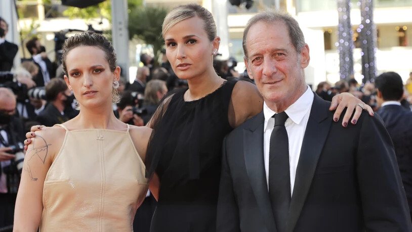 Agathe Rousselle (l-r), Regisseurin Julia Ducournau und Vincent Lindon am Abend in Cannes. Foto: Vianney Le Caer/Invision/AP/dpa