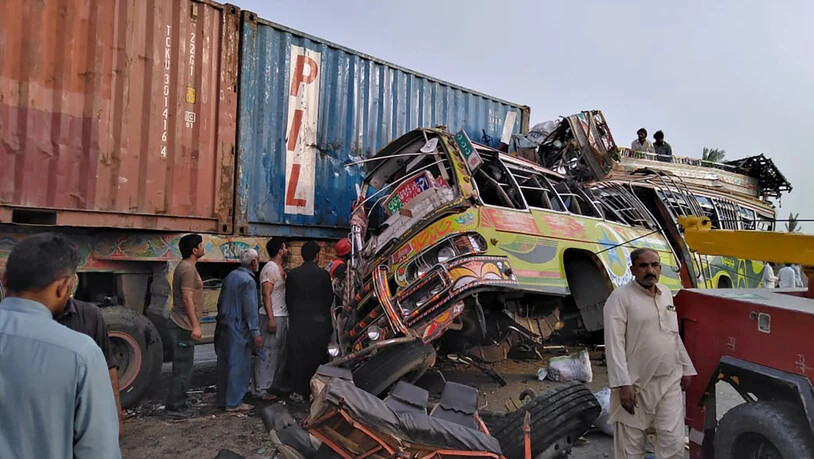 HANDOUT - Der Bus, in dem sich Arbeiter befanden, die zu einem muslimischen Feiertag nach Hause reisten, rammte auf einer vielbefahrenen Autobahn in Zentralpakistan einen LKW und tötete und verletzte Dutzende, wie Polizei und Rettungskräfte mitteilten…