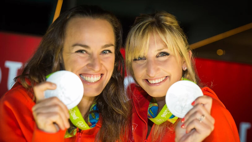 Fehlen in der Schweizer Olympia-Delegation nach ihrem Rücktritt: Timea Bacsinszky (rechts) und Martina Hingis (links) mit ihren Silbermedaillen vom Tennis-Doppel in Rio de Janeiro. (KEYSTONE/Praesenz Schweiz/House of Switzerland Brazil 2016)