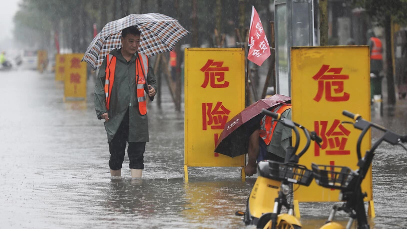 Die Stadtbehörden von Zhengzhou (Zentralchina) warnen vor den Gefahren durch Überschwemmungen.