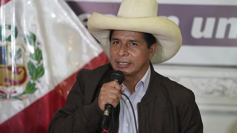 ARCHIV - Pedro Castillo spricht auf einer Pressekonferenz in seiner Wahlkampfzentrale. Foto: Martin Mejia/AP/dpa