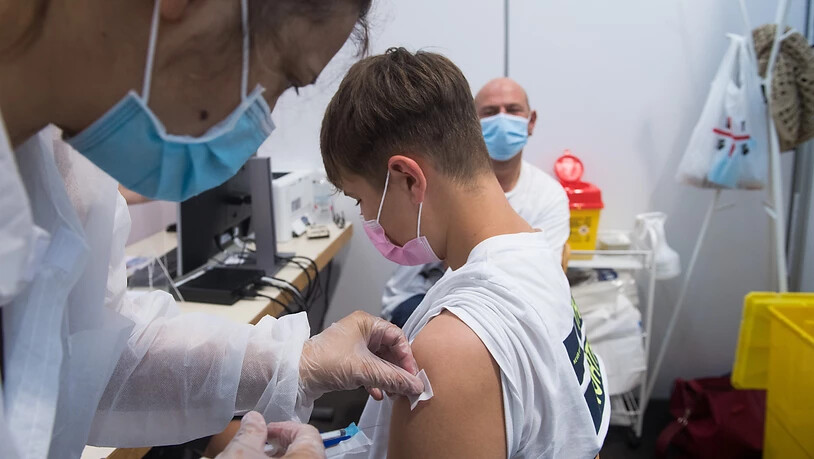 Mehrere hundert Jugendliche haben sich seit letzten Freitag im Tessin für die Corona-Impfung angemeldet.