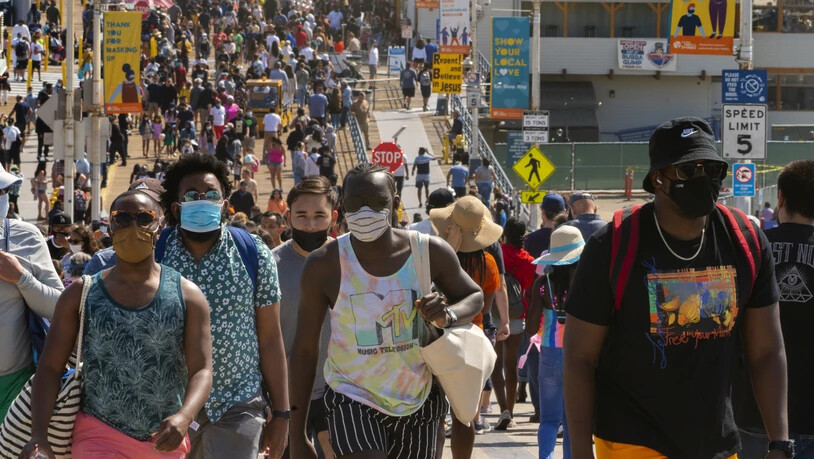 ARCHIV - Menschen drängen sich am Santa Monica Pier. Foto: Damian Dovarganes/AP/dpa