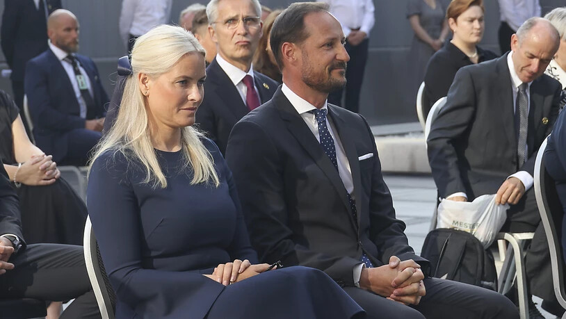 Der Kronprinz von Norwegen, Haakon Magnus (M-r), sitzt neben seiner Frau Mette-Marit von Norwegen(l-r) während der Gedenkfeier anlässlich des 10. Jahrestages der Terroranschläge in Oslo und auf der Insel Utøya. Haakon sagte, es sei eine kollektive…