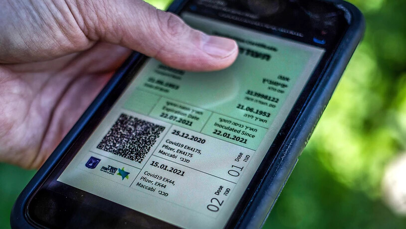 ARCHIV - Auf einem Smartphone ist der sogenannte «Grüne Pass» zu sehen. Angesichts wieder steigender Corona-Infektionszahlen in Israel soll der Pass wieder eingeführt werden. Das israelische Corona-Kabinett beschloss am Donnerstag neue Vorschriften, die…