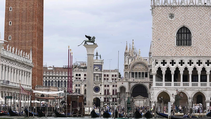 Ein Blick vom Wasser auf den Markusplatz in Venedig. Venedig und Budapest sind knapp einer Einstufung als bedrohtes Welterbe durch die Unesco entgangen. Trotz Sorgen über die beiden Kultur- und Naturstätten sah das zuständige Komitee am Donnerstag davon…
