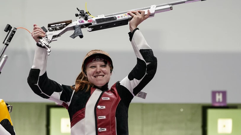 Nina Christen mit ihren Luftgewehr verhilft der Schweizer Olympia-Delegation zum Blitzstart