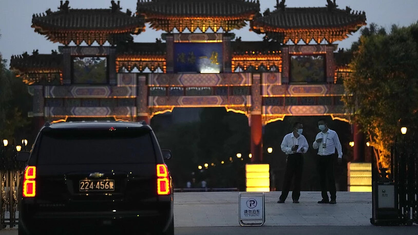 Ein Auto der US-Botschaft wartet vor dem Hotel, in dem amerikanische und chinesische Beamte zu Gesprächen erwartet werden. US-Vizeaußenministerin Sherman reist als bisher ranghöchste Vertreterin der US-Regierung seit dem Amtsantritt von Präsident Biden…