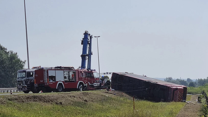 Rettungskräfte sind an der Stelle des Busunfalls im Einsatz. Bei dem Unglück im kroatischen Slavonski Brod sind mindestens zehn Menschen ums Leben gekommen, 45 weitere wurden verletzt. Foto: Luka Safundzic/SBONLINE/AP/dpa