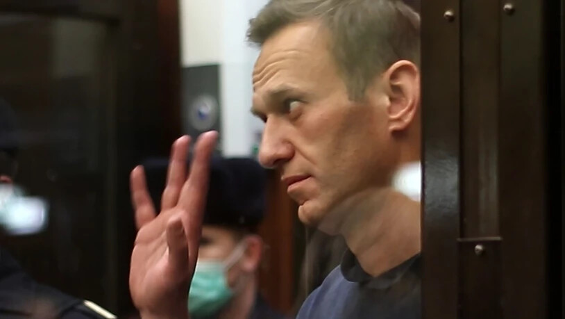 ARCHIV - Der russische Oppositionsführer Alexej Nawalny nimmt an einer Anhörung teil. Angaben der unabhängigen Organisation Roskomswoboda zufolge hat Russland Dutzende Internetseiten von Kremlkritikern vor allem um den inhaftierten Oppositionellen Alexej…