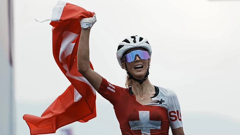 Olympiasiegerin Jolanda Neff fährt jubelnd über die Ziellinie