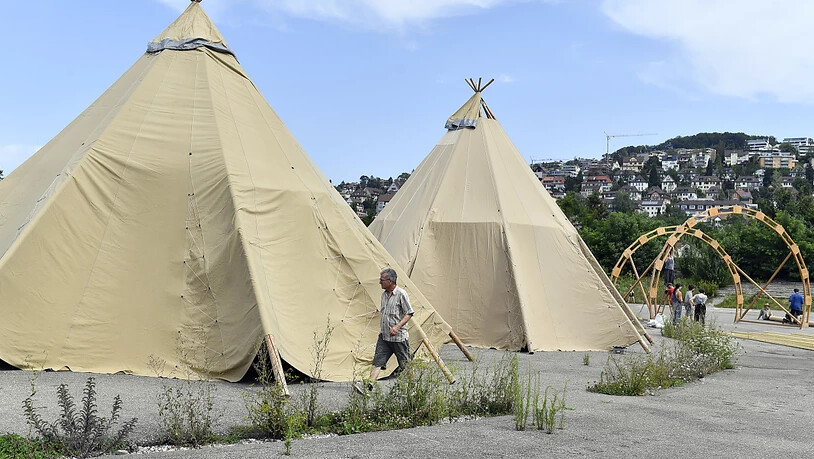Eine Woche lang wollen die Klima-Aktivisten auf der Zürcher Hardturm-Brache bleiben. Im Bild der Aufbau des Camps.
