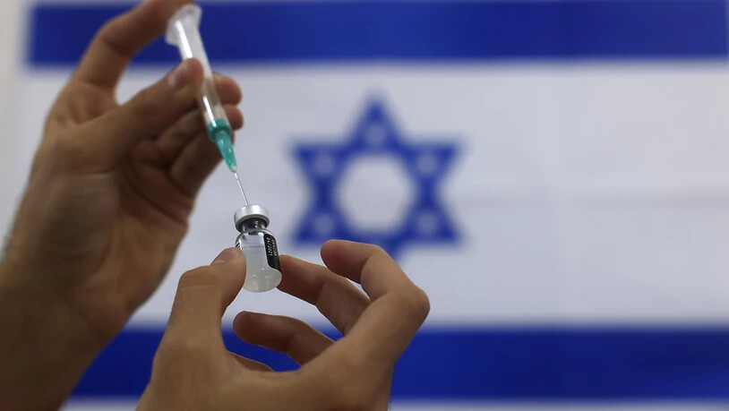 ARCHIV - Trotz guter Impfquote verschlechtert sich die Corona-Situation in Israel seit Wochen wieder. Foto: Tsafrir Abayov/AP/dpa