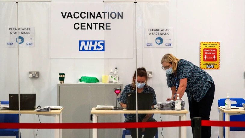 ARCHIV - Auch in Großbritannien werden Anreize geschaffen, um Ungeimpfte von einer Impfung gegen das Coronavirus zu überzeugen. (Symbolbild) Foto: Peter Byrne/PA Wire/dpa