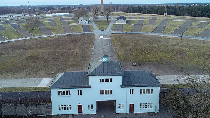 ARCHIV - Eingang zum Häftlingslager mit dem "Turm A" auf dem Gelände der Gedenkstätte Sachsenhausen. Foto: Patrick Pleul/dpa-Zentralbild/dpa