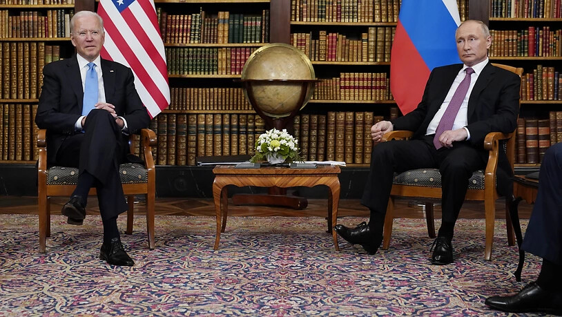 Russlands Präsident Wladimir Putin (rechts) wirft US-Präsident Joe Biden vor, 24 russische Diplomaten des Landes verweisen zu wollen. Die USA präzisieren ihrerseits, dass die Visa russischer Diplomaten von Fall zu Fall verlängert würden. (Archivbild)