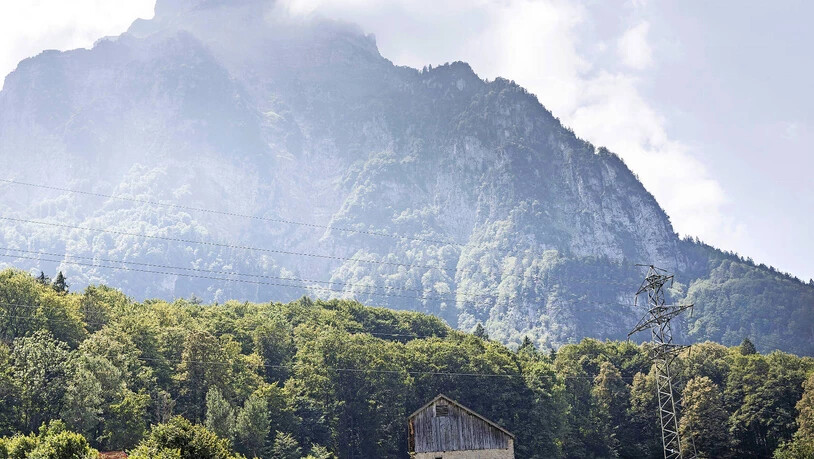 Noch knistert es vom Strom: Seit das Sernf-Niederenbach-Kraftwerk besteht, trägt die Hochspannungsleitung den Strom auch durchs Grüt ob Glarus nach Netstal.