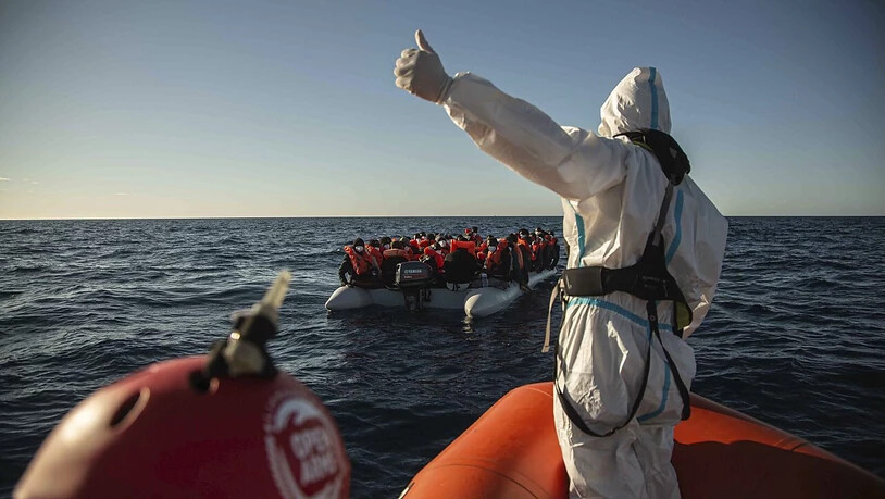 ARCHIV - Ein Mitarbeiter der spanischen NGO «Open Arms» steht auf einem Boot vor der libyschen Küste. Etwa vier Jahre nach der Festsetzung der «Iuventa» in Italien fordert Amnesty International eine Entkriminalisierung der Seenotrettung. Diese sei «eine…