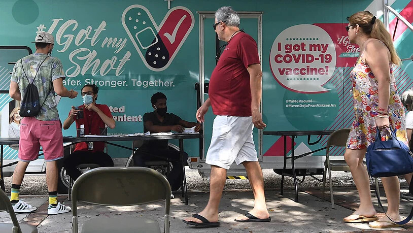 ARCHIV - In Orlando (Florida) melden sich Menschen an einer mobilen Corona-Impfstelle an. In den USA steigen in einigen Bundesstaaten im Süden die Corona-Infektionen dramatisch. Aktuell wird jede dritte Corona-Infektion in den USA aus Texas oder Florida…