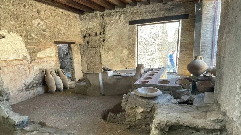 HANDOUT - Ab 12.08.2021 können sich Besucher die antike Snakcbar im Golf von Neapel südlich des Vulkans Vesuv ansehen. Ende Dezember hatten die Experten mitgeteilt, den Tresen einer Art Imbissbude freigelegt zu haben. Foto: Archäologiepark Pompeji/dpa…