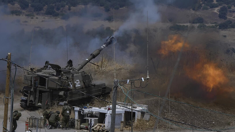 dpatopbilder - Israelische Streitkräfte feuern von ihrer Stellung an der Grenze zum Libanon, nachdem Raketen aus dem Libanon abgefeuert wurden. Foto: Ayal Margolin / Jinipix/JINIPIX/AP/dpa