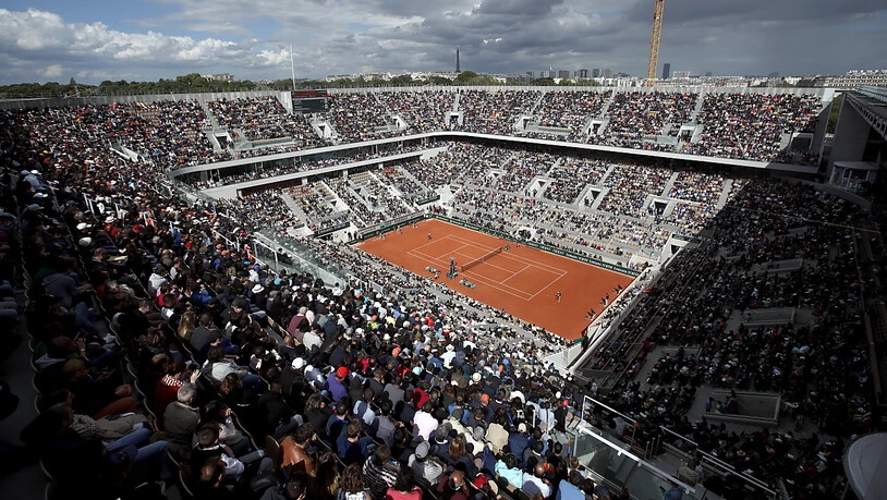 Tennis wird auf der Anlage von Roland Garros gespielt