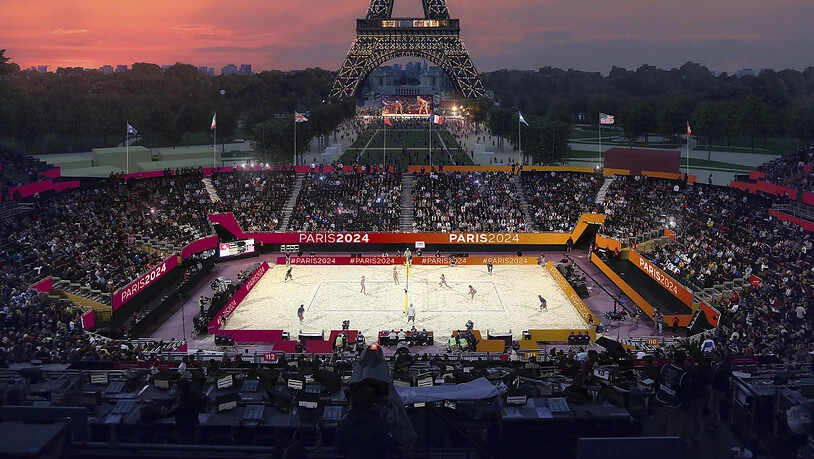 Beachvolleyball findet unter dem Eiffelturm statt