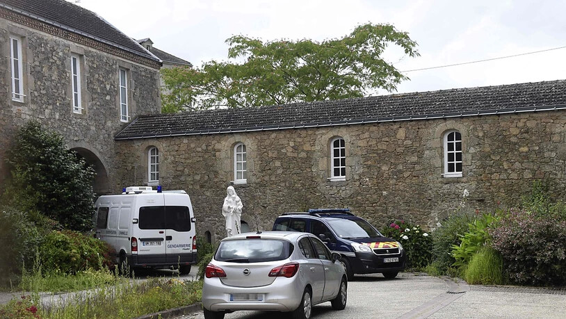 Fahrzeuge der Gendarmerie parken am Ort, an dem in ein 60-jähriger katholischer Priester ermordet wurde. In der Nähe der westfranzösischen Stadt Nantes ist Berichten des Senders Franceinfo zufolge ein katholischer Priester in der kleinen Gemeinde Saint…