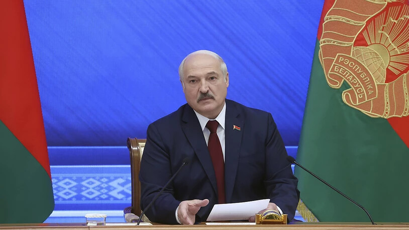 SCREENSHOT - Alexander Lukaschenko, Präsident von Belarus, spricht während einer Pressekonferenz. Lukaschenko hat die Flucht der Olympia-Sprinterin Kristina Timanowskaja als vom Westen initiiert bezeichnet. «Sie hätte das selbst nicht getan, wenn sie…