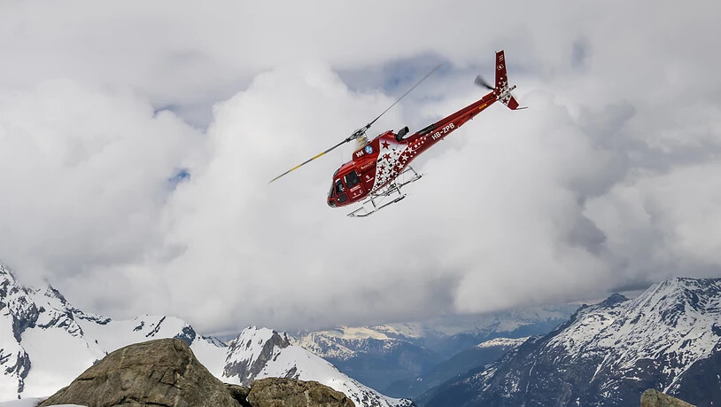 Ein Helikopter der Air Zermatt barg den Verunfallten am Montagmorgen. (Archivbild)