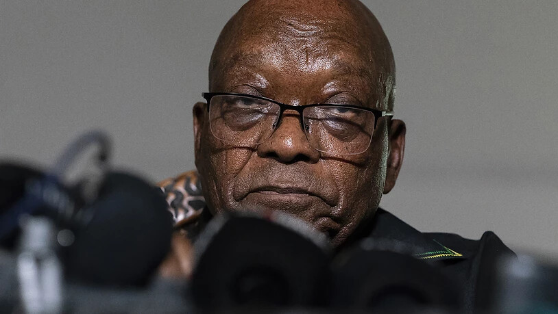 ARCHIV - Der ehemalige Präsident Jacob Zuma spricht in seinem Haus in Nkandla, Provinz KwaZulu-Natal, Südafrika. Das Korruptionsverfahren gegen den inhaftierten ehemaligen südafrikanischen Präsidenten verschiebt sich erneut, weil Zumas Gesundheitszustand…