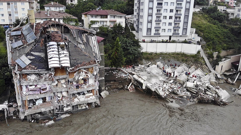 Ein Luftbild zeigt zerstörte Gebäude nach Überschwemmungen und Schlammlawinen in Bozkurt. Foto: -/AP/dpa