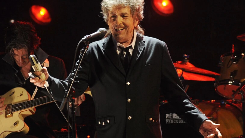 ARCHIV - Der US-amerikanische Musiker Bob Dylan während eines Auftritts. Der 80-jährige Sänger hat die 56 Jahre zurückliegende Missbrauchsvorwürfe einer Frau aus Greenwich zurückgewiesen. Die Behauptung sei «unwahr» und man werde sich dagegen zur Wehr…
