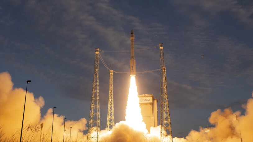 ARCHIV - Eine Vega-Trägerrakete startet auf dem europäischen Weltraumbahnhof in Kourou, Frankreich. Nach dem Absturz einer europäischen Vega-Rakete im vergangenen Herbst ist zum Mal wieder eine Rakete diesen Typs ins All gestartet. An Bord sind diesmal…
