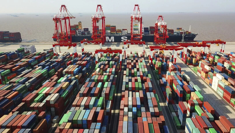 Mehreren chinesischen Häfen droht eine Überlastung. Grund ist der Stau vor dem zweitgrösstem Hafen Ningbo. Der Stau könnte grössere Folgen haben als die Blockade des Suezkanals. (Archivbild)