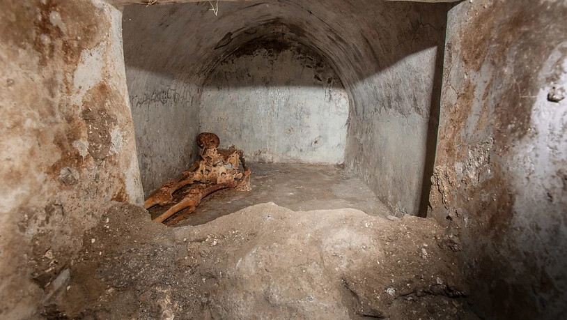 HANDOUT - Die mumifizierten Überreste von Marcus Venerius Secundio. Foto: Archäologiepark Pompeji/dpa - ACHTUNG: Nur zur redaktionellen Verwendung im Zusammenhang mit der aktuellen Berichterstattung und nur mit vollständiger Nennung des vorstehenden…