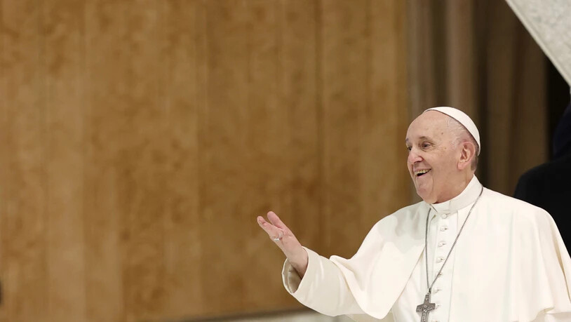 ARCHIV - Papst Franziskus kommt zu seiner wöchentlichen Generalaudienz in der Halle Paul VI. im Vatikan. Foto: Riccardo De Luca/AP/dpa