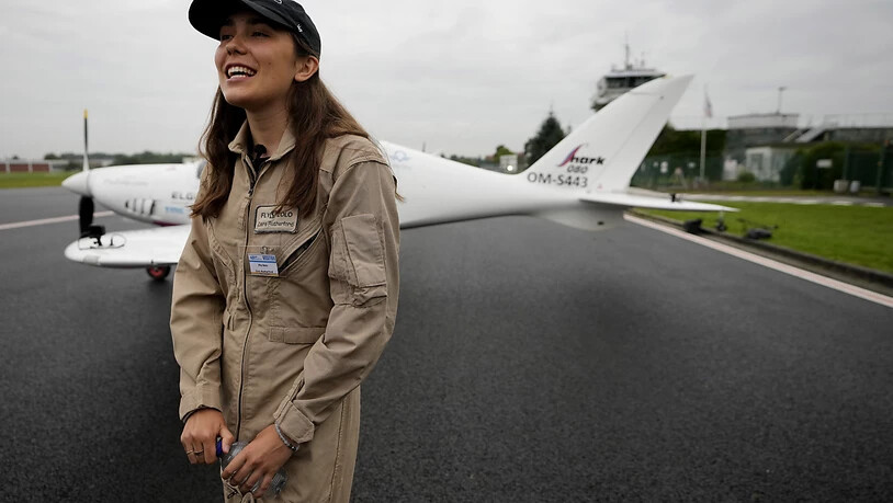 Die belgisch-britische Teenagerin Zara Rutherford spricht auf dem Rollfeld vor ihrem Shark-Ultraleichtflugzeug vor dem Start auf dem Flugplatz Kortrijk-Wevelgem. Rutherford hat ihren Flug um die Erde gestartet, um die jüngste Frau zu werden, die allein…