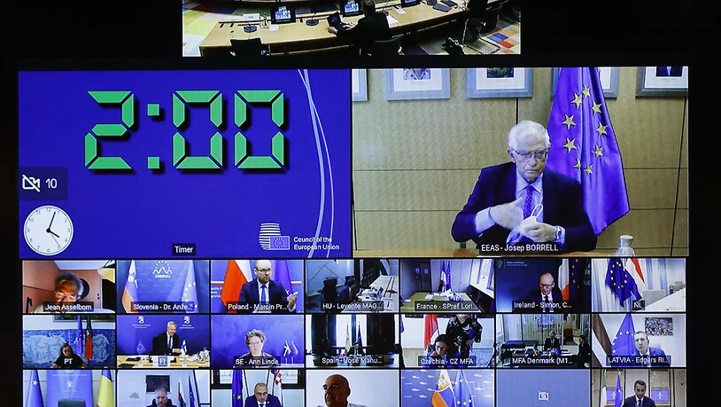Ein Bildschirm im Gebäude des Europäischen Rates zeigt den Eu-Außenbeauftragten Josep Borrell (oben r), der während einer außerordentlichen Sitzung des Rates für Auswärtige Angelegenheiten per Videokonferenz zu den Außenministern und Vertretern der…
