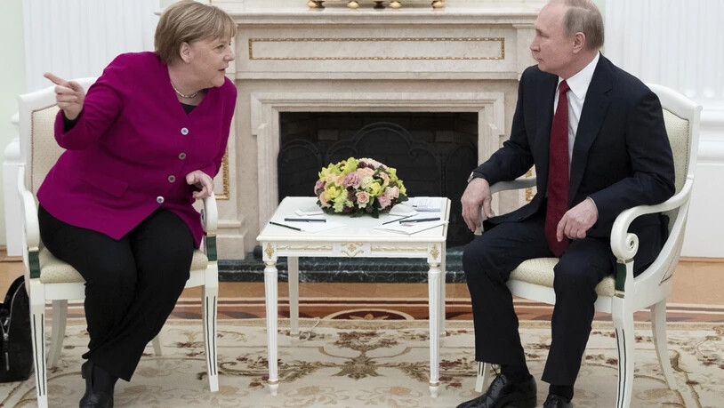 ARCHIV - Bundeskanzlerin Angela Merkel und der russische Präsident Wladimir Putin unterhalten sich im Kreml. Foto: Pavel Golovkin/AP/dpa