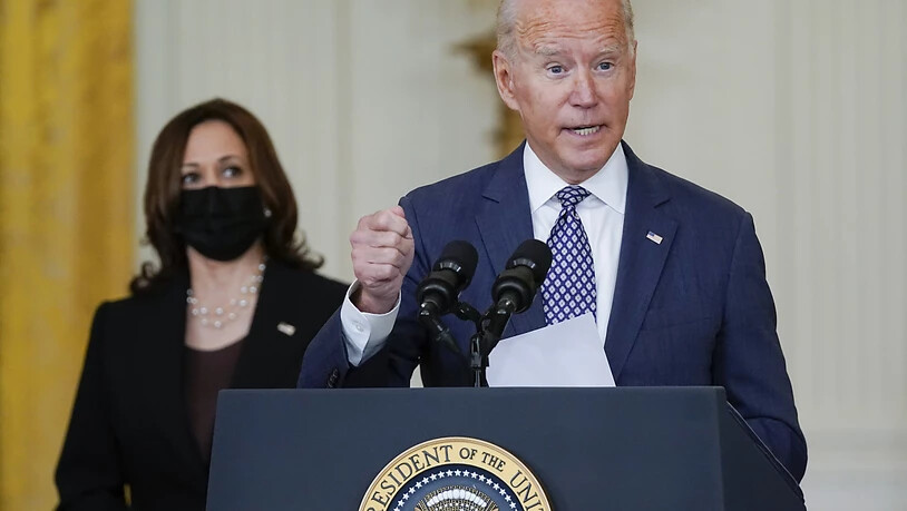 Der US-Präsident Joe Biden äußert sich im Beisein von Vizepräsidentin Kamala Harris zu den Evakuierungen aus Afghanistan. Angesichts der Lage in Afghanistan hat Biden seine Wochenendpläne geändert. Er werde nicht in das Haus der Familie nach Wilmington…