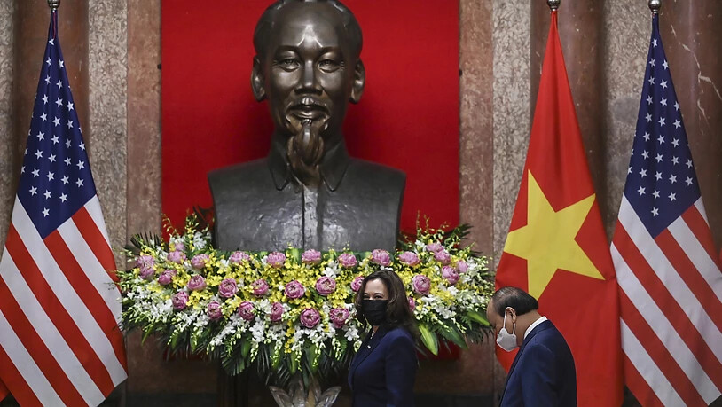 dpatopbilder - Kamala Harris (l), US-Vizepräsidentin, geht mit dem vietnamesischen Präsidenten Nguyen Xuan Phuc im Präsidentenpalast spazieren. Harris ist derzeit im Rahmen der zweiten Auslandsreise ihrer Amtszeit in Asien unterwegs. Foto: Manan…