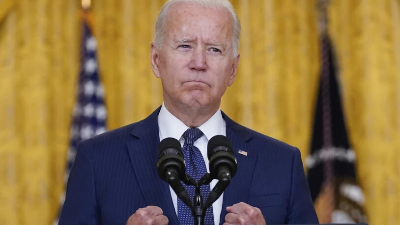 US-Präsident Joe Biden ballt die Fäuste. Foto: Evan Vucci/AP/dpa