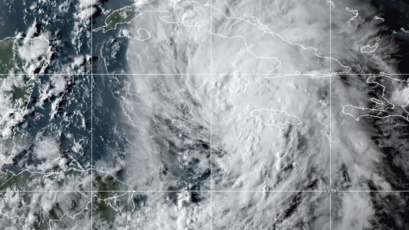 HANDOUT - Ein Satellitenbild zeigt den Tropensturm «Ida» in der Karibik. In der Karibik bewegt sich ein gefährlicher Tropensturm auf Kuba und die Golfküste der USA zu. Foto: -/NOAA/AP/dpa - ACHTUNG: Nur zur redaktionellen Verwendung und nur mit…
